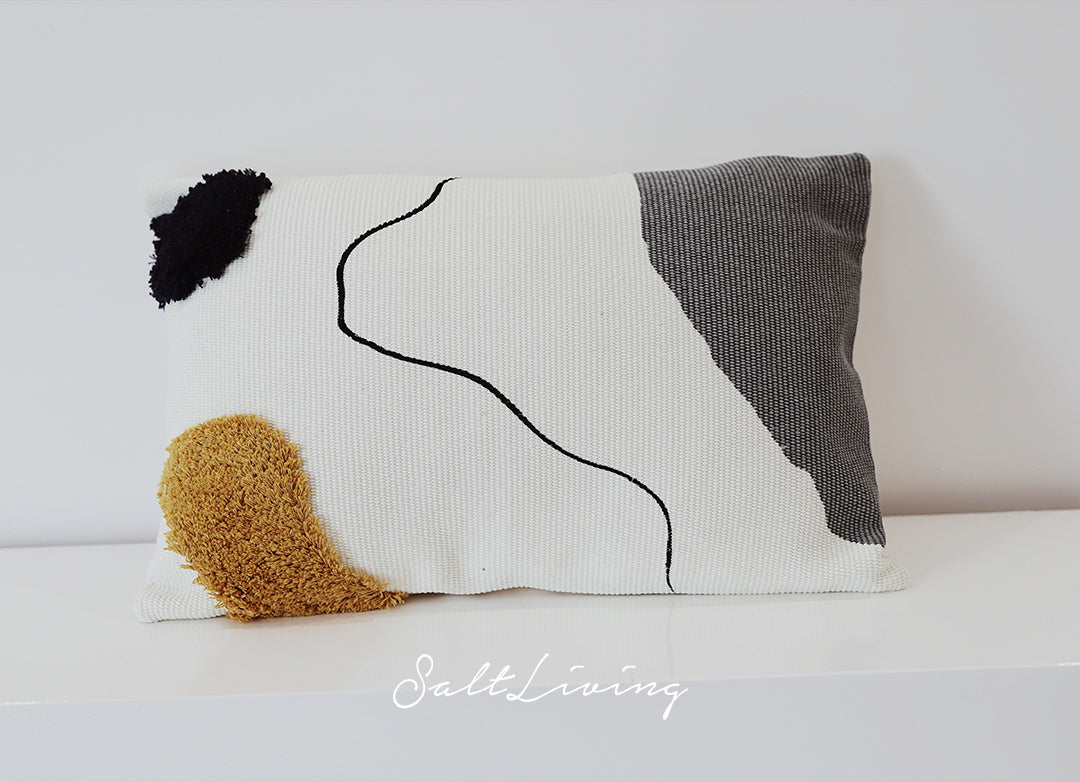 COUSSIN DECORATIF AVEC MOTIFS ABSTRAITS CAPITONNES