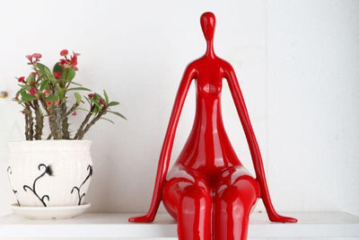 SCULPTURE DESIGN FEMME ASSISE – Résine laquée rouge