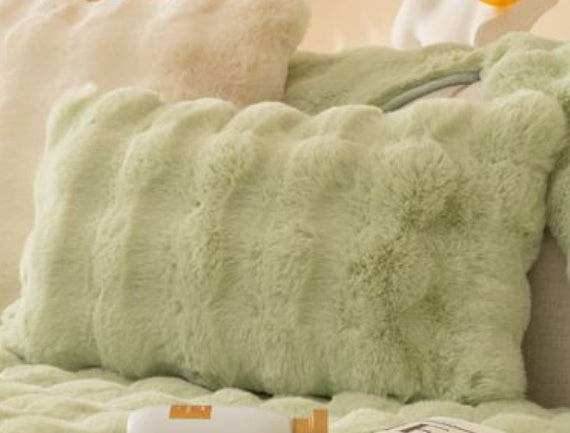 COUSSIN MODERNE DOUX ET SOYEUX EN PELUCHE "DOUDOU"