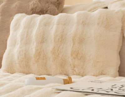 COUSSIN MODERNE DOUX ET SOYEUX EN PELUCHE "DOUDOU"